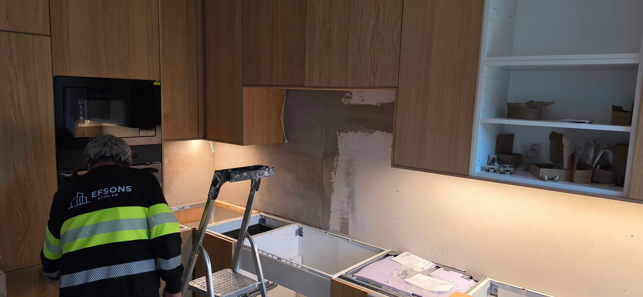 Efsons Bygg monterar det nya köket i Limhamn