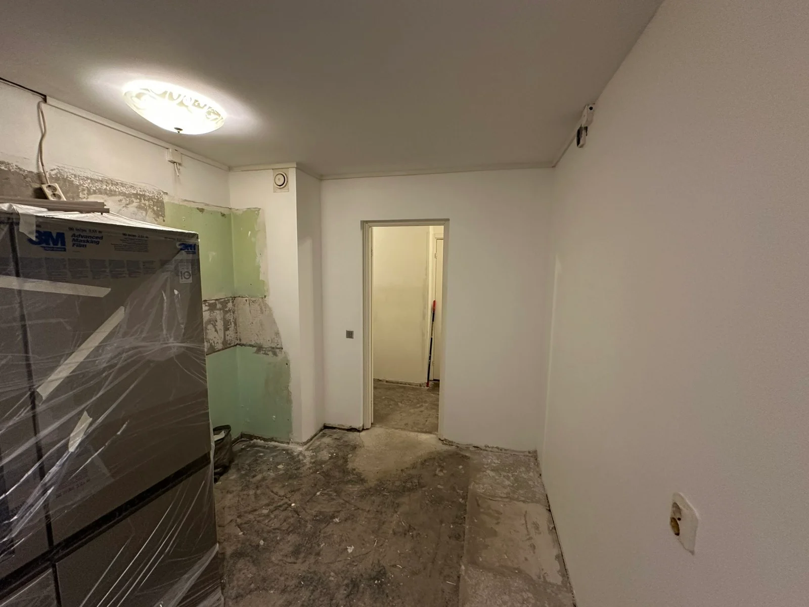 Förberedelse av väggar och golv under köksrenovering i Söderkulla, Malmö