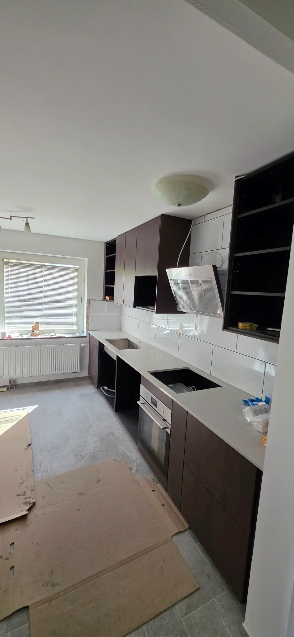 Nytt kök sett från fönstersidan efter renovering i Söderkulla, Malmö