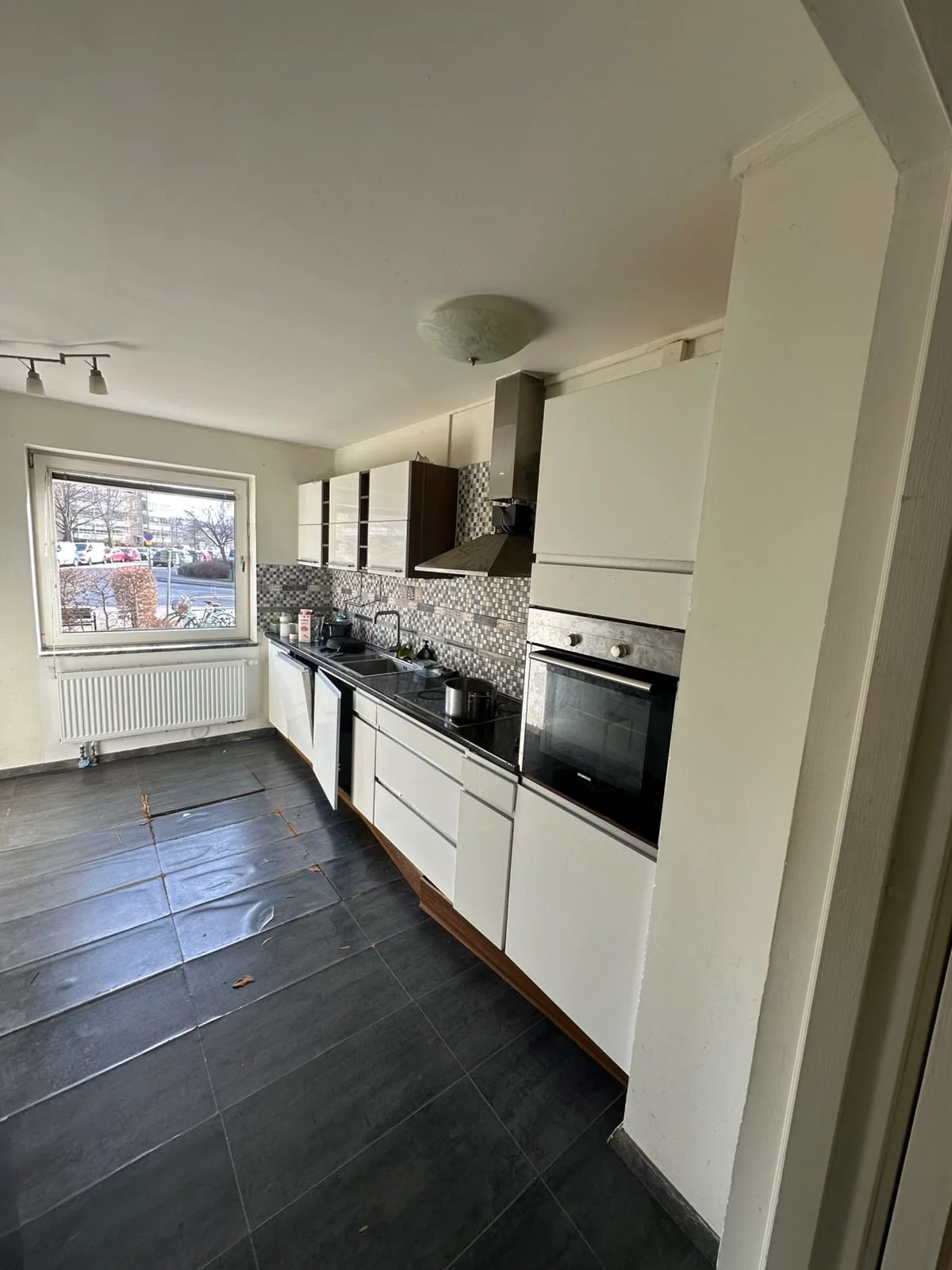 Befintligt kök sett från andra sidan före renovering i Söderkulla, Malmö