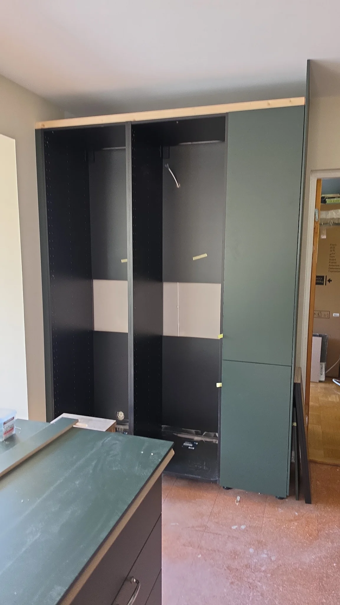 Högskåp under montering vid köksrenovering i centrala Lund