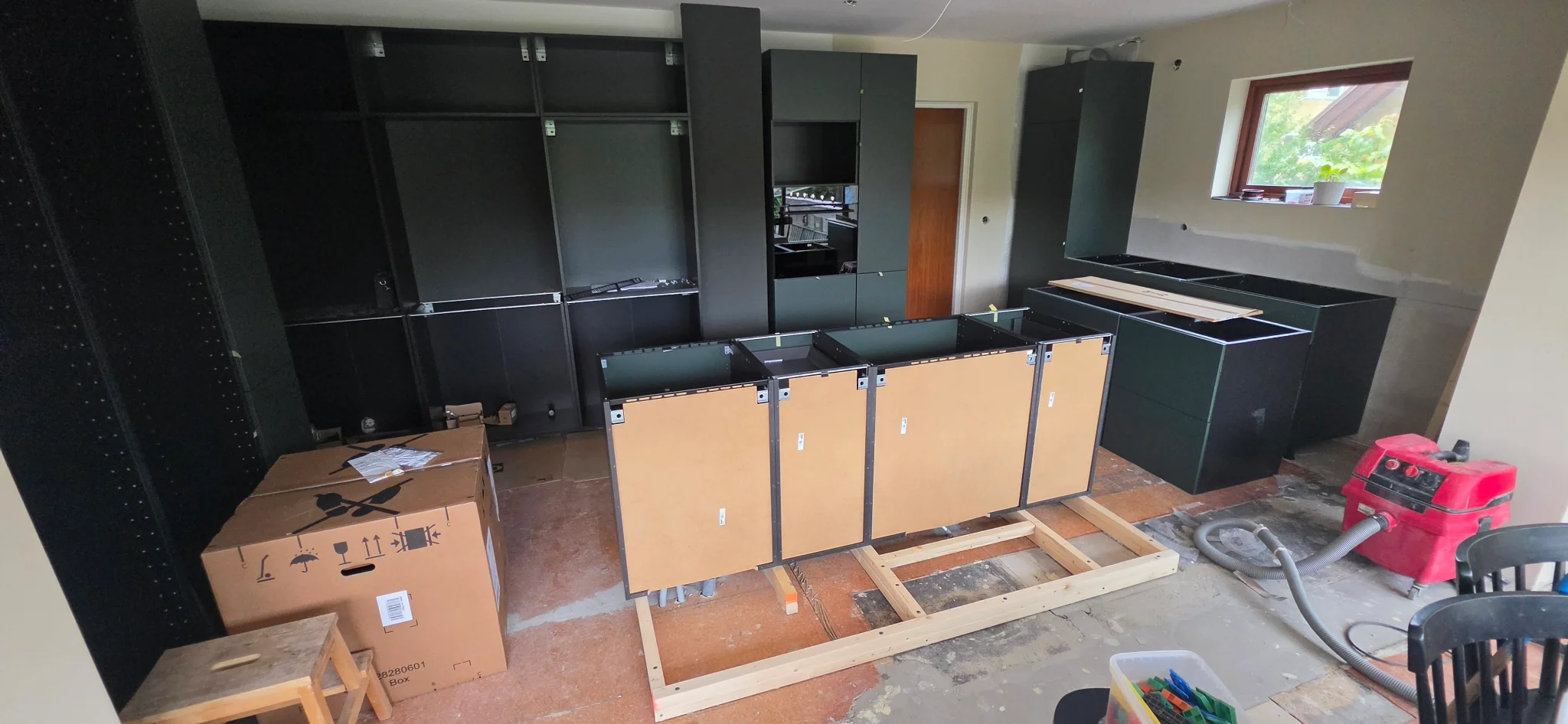 Montering av köksö och köksskåp vid köksrenovering i Lund