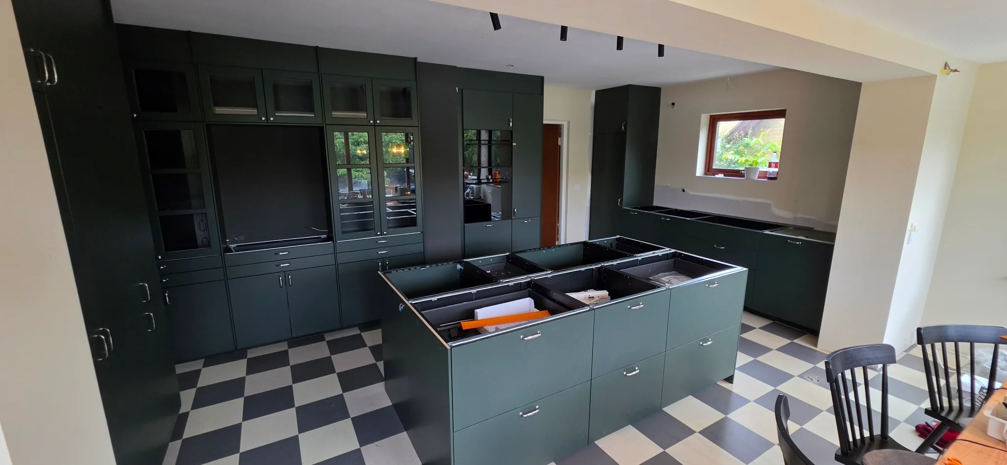 Köksrenovering i Lund med monterade skåp och köksö