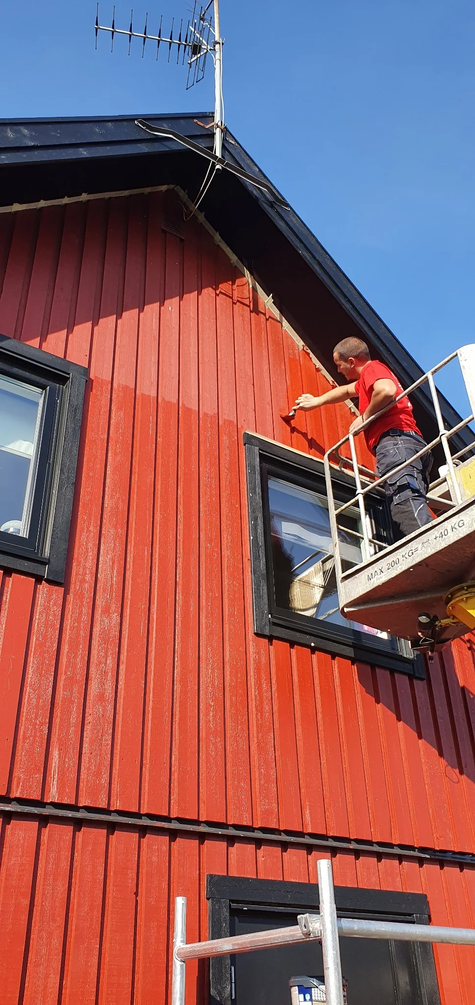 Fasadmålning från lift på träfasad i Sunnanå, Burlöv