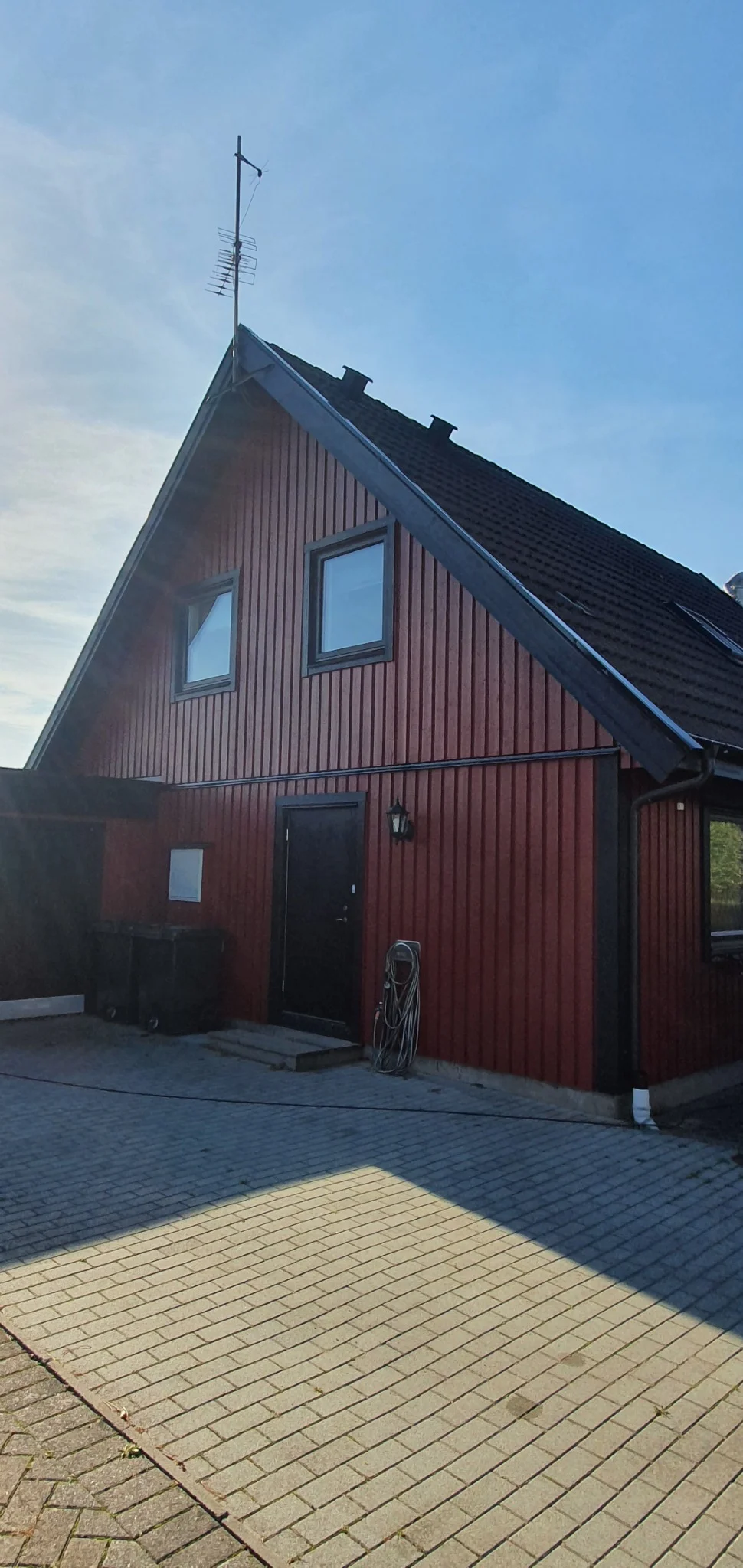 Nymålad röd träfasad efter fasadmålning i Sunnanå, Burlöv