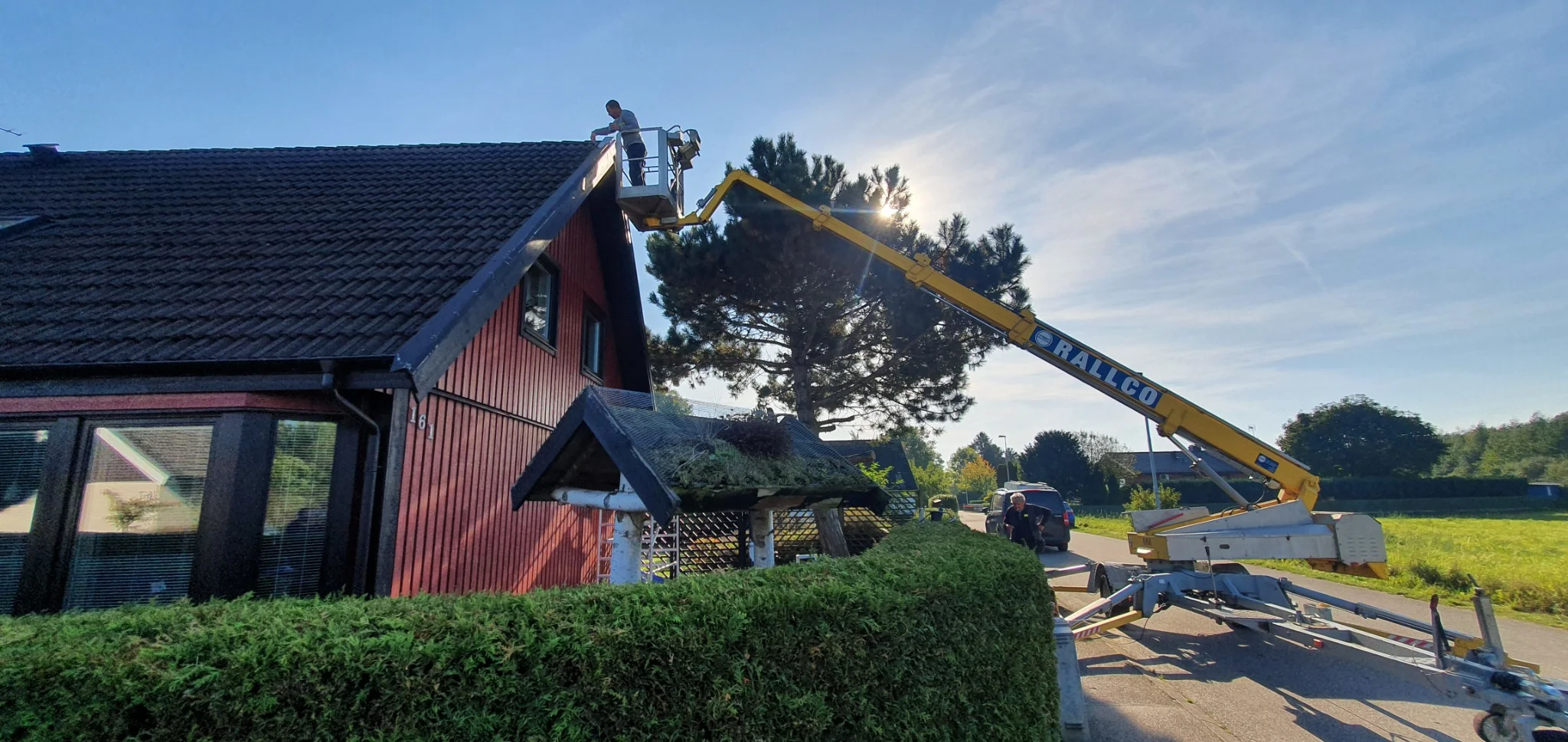 Lift används för målning av husets högre fasadpartier i Sunnanå, Burlöv