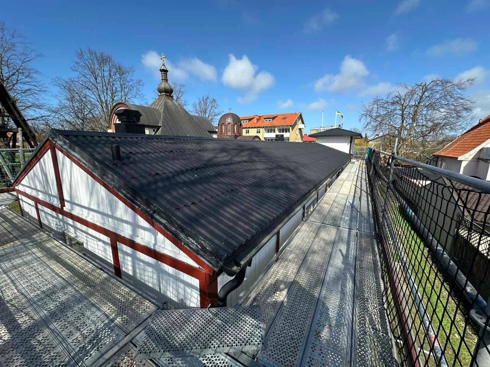 Äldre eternittak före demontering i Kulladal, Malmö