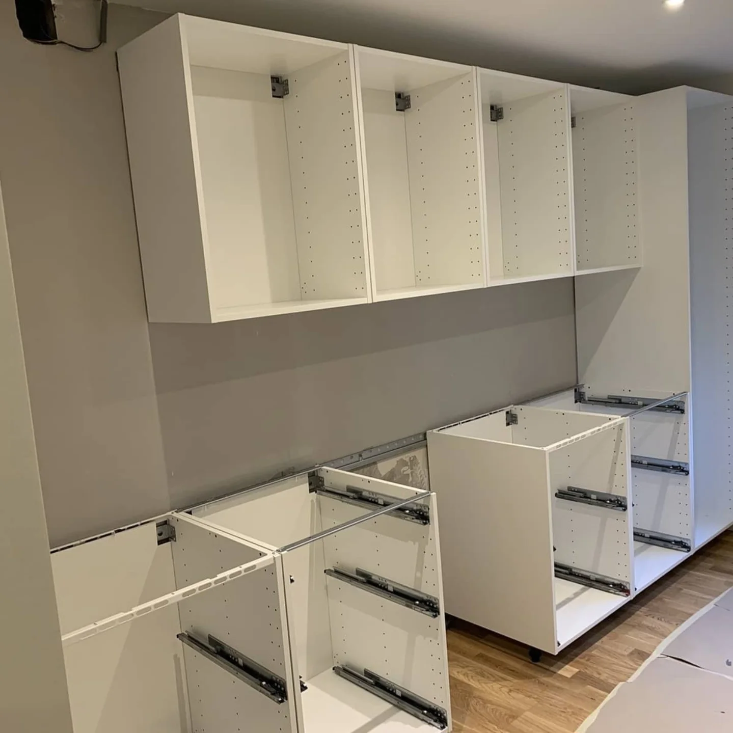 Montering av nytt IKEA-kök under köksrenovering i Kirseberg, Malmö