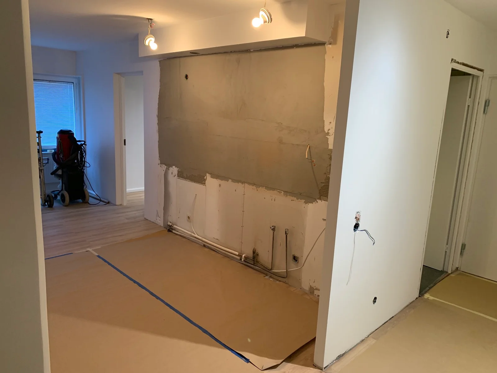 Förberedelse av vägg och köksyta inför montering i Slottsstaden, Malmö