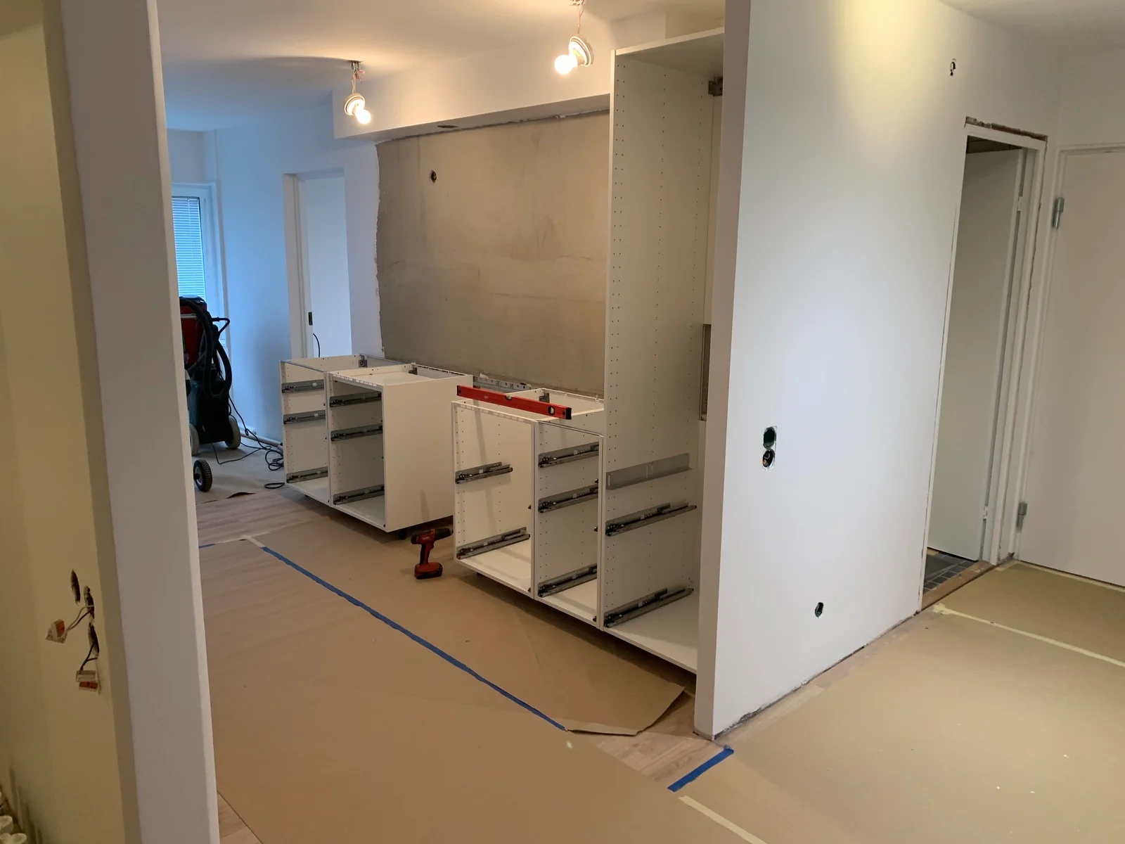 Montering av nya köksskåp under köksrenovering i Slottsstaden, Malmö