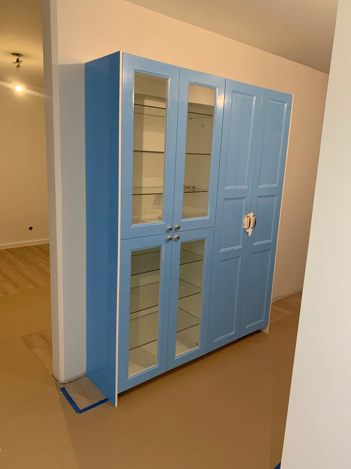 Färdigmonterad blå skåpsinredning i det nya köket i Slottsstaden, Malmö