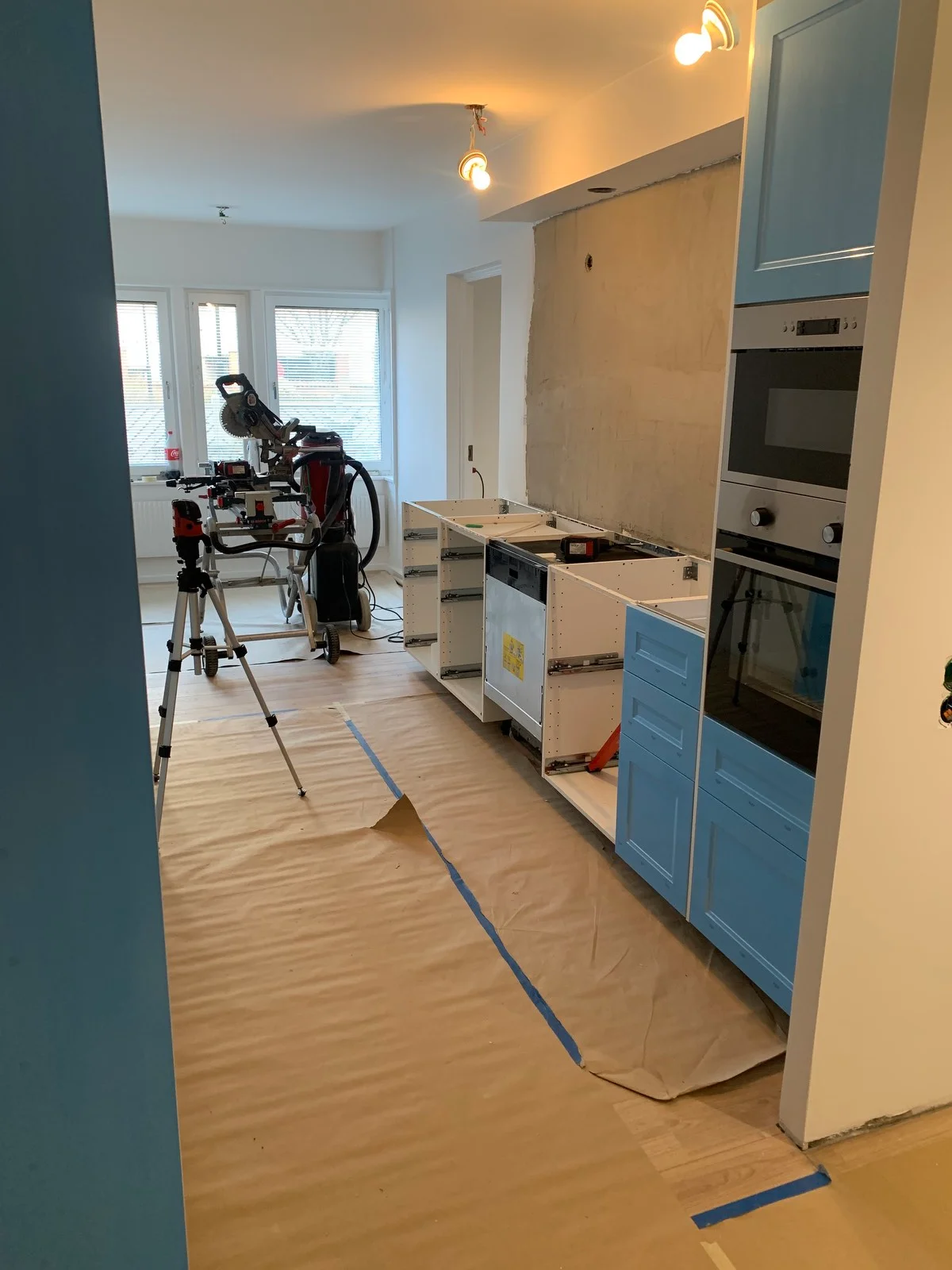 Montering av blå köksluckor och inredning i Slottsstaden, Malmö